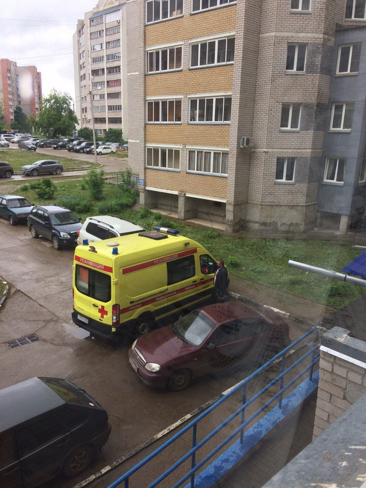 В Кирове на улице Солнечной из окна на девятом этаже выпал молодой мужчина