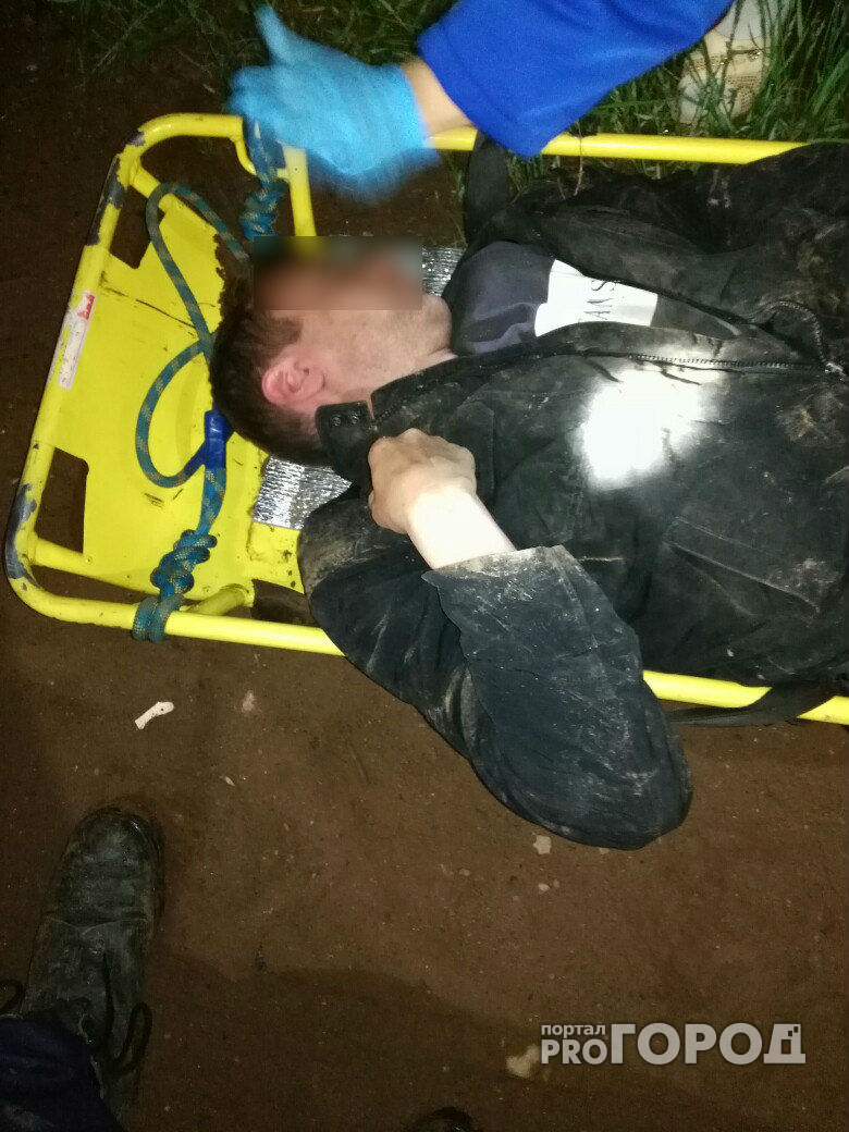 В Кирове спасателям пришлось доставать завязшего в глине мужчину