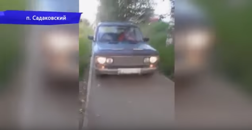 В Кирове женщина сняла на камеру ВАЗ, который ехал за ней по тротуару
