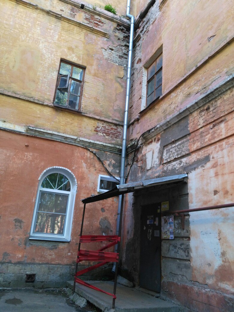 Со стен жилого дома на Набережной Грина падают кирпичи