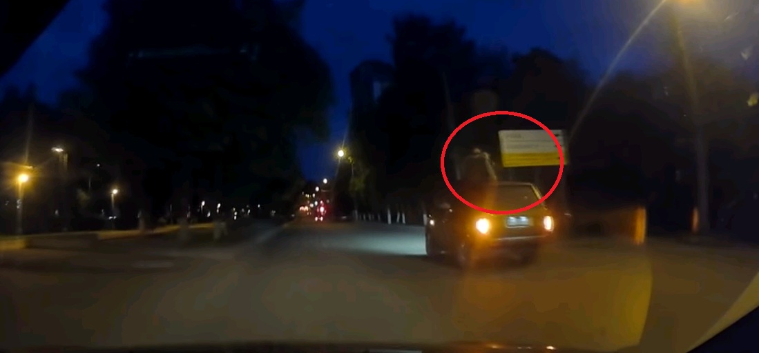 Видео: на Октябрьском проспекте парень с девушкой прокатились на крыше Range Rover