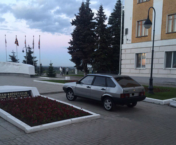 Стоянка у Вечного огня и блокировка стоянки: 8 фото мастеров парковки в Кирове