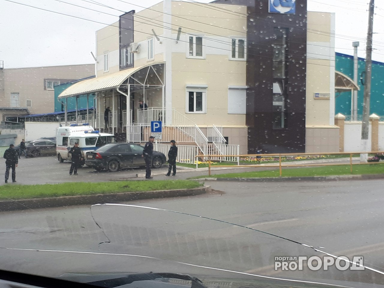 В Кирове в час пик полицейские оцепили улицу Воровского у молокозавода