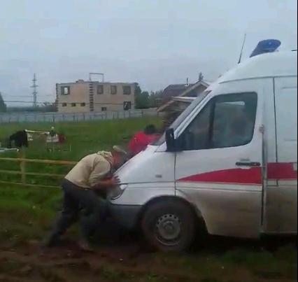 В Кирове на участке для многодетных семей в грязи застряла скорая