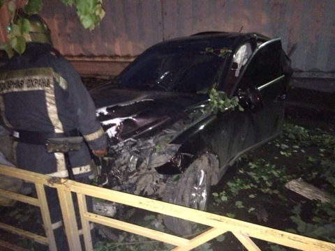 В Кирове водитель на Infiniti врезался в иномарку, снес дерево и забор