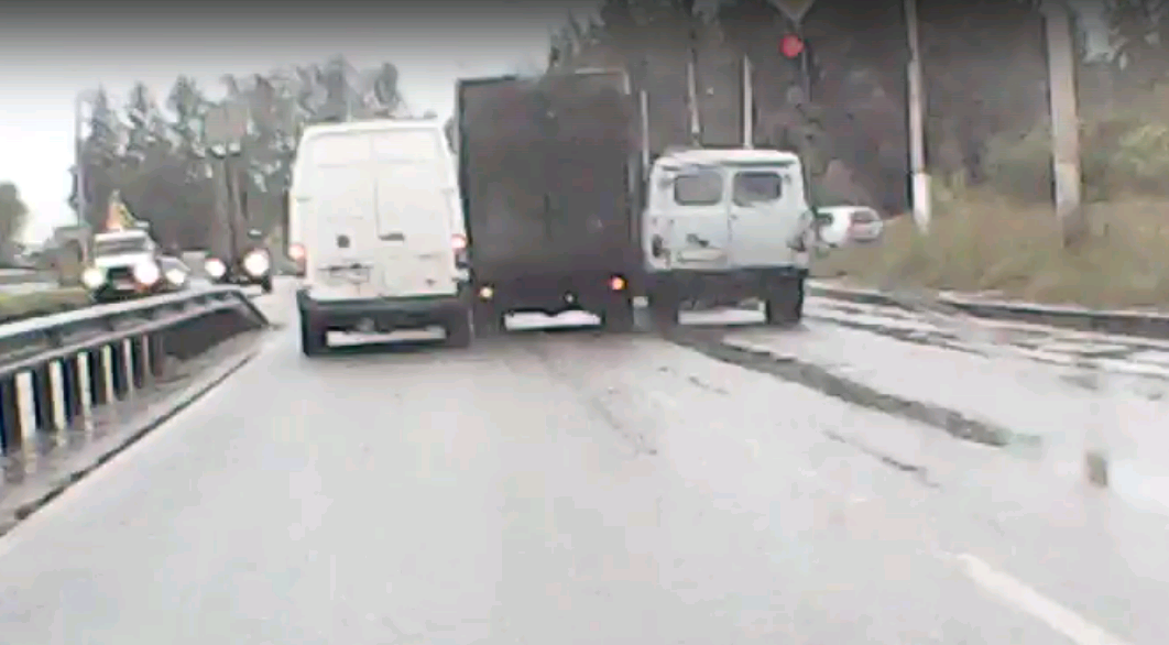 Видео: в Кирове водитель «Газели» протаранил три машины