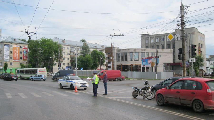 На Воровского водитель скутера сбил пешехода и врезался в автомобиль