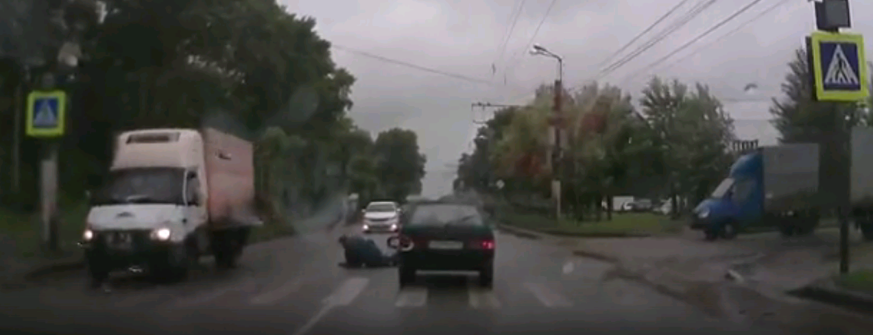 Видео: на улице Щорса «девятка» на зебре сбила пешехода
