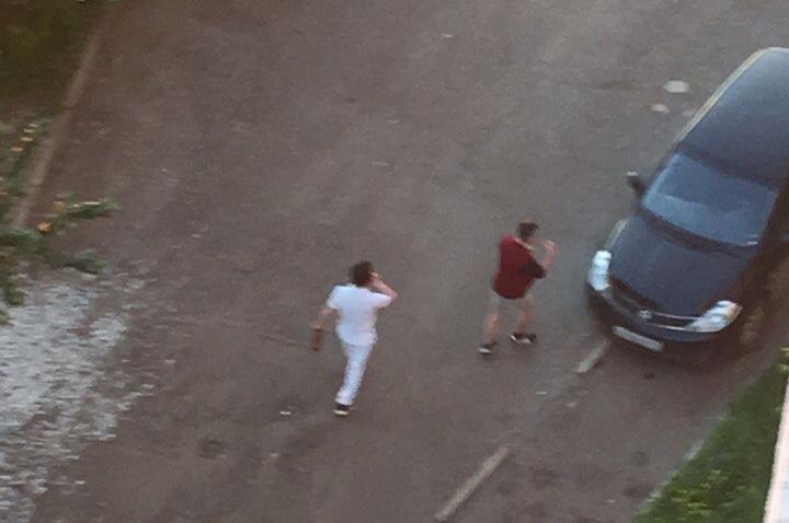 На Юго-Западе Кирова двое парней кулаками разбивали припаркованные машины