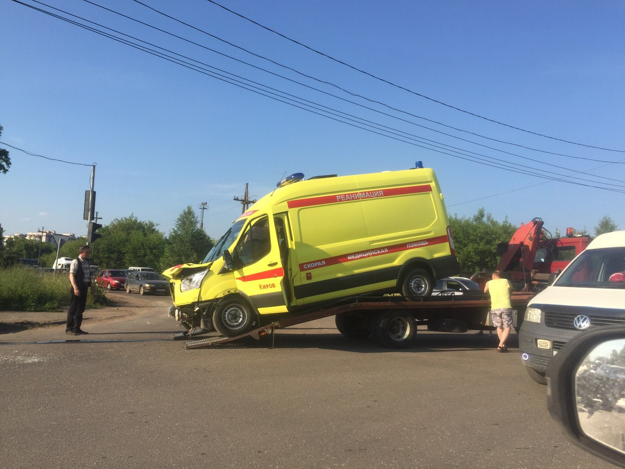 Что обсуждают в Кирове утром: ДТП с машиной реанимации и потоп в ТЦ