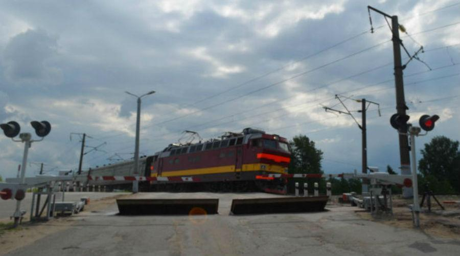 В Кирове дежурная по переезду спасла упавшего под поезд мужчину