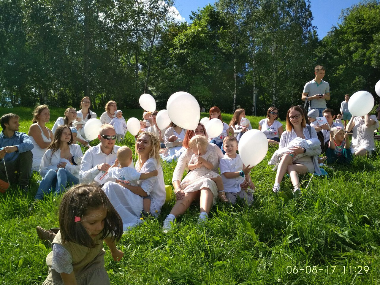 Фоторепортаж: в Кирове прошел флешмоб кормящих мам