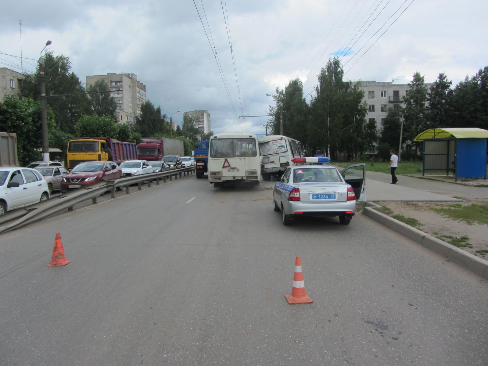 В Кирове столкнулись два автобуса: пострадали 19-летняя девушка и ребенок