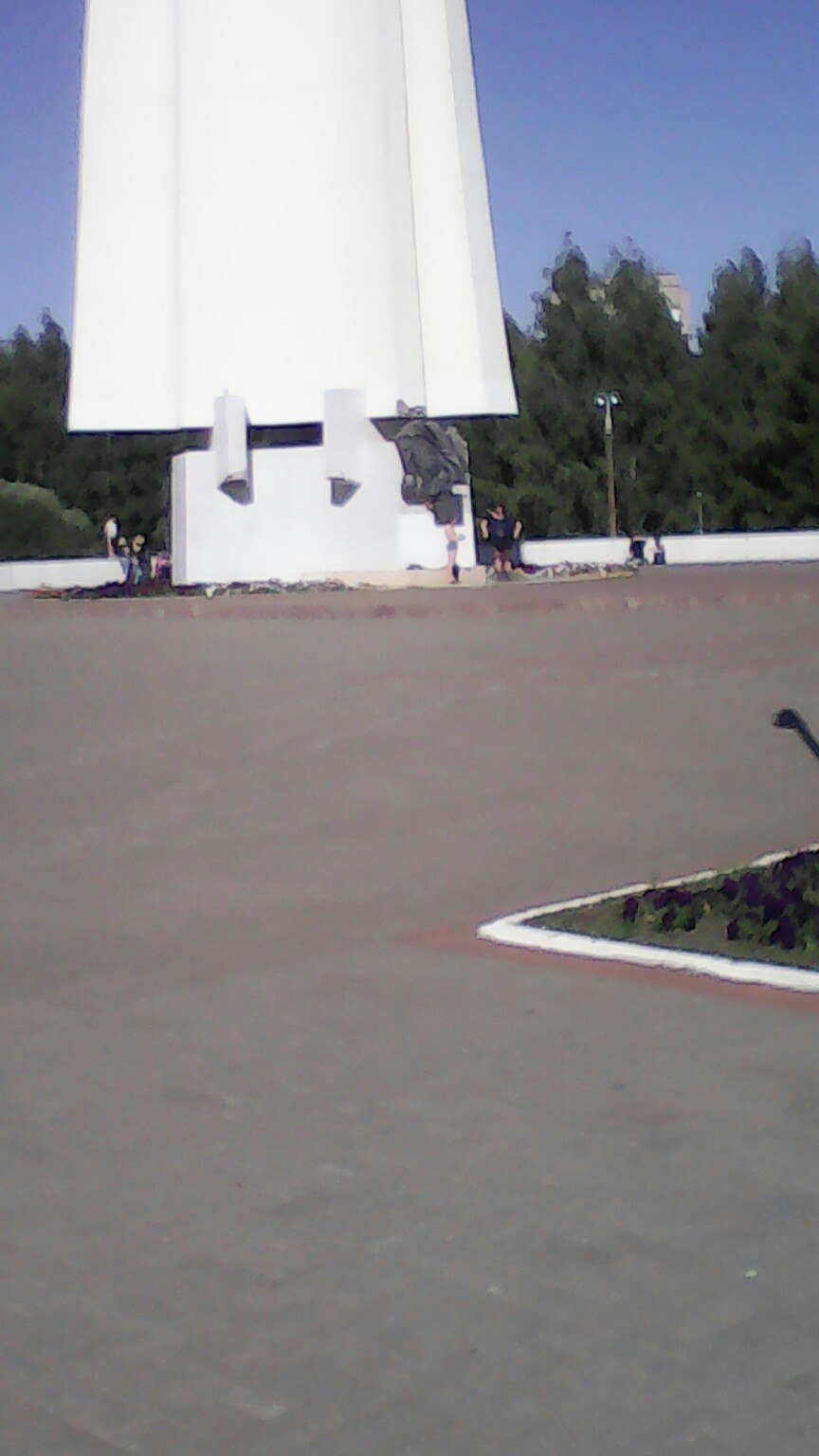 У Вечного огня в парке Победы дети вновь сушили одежду