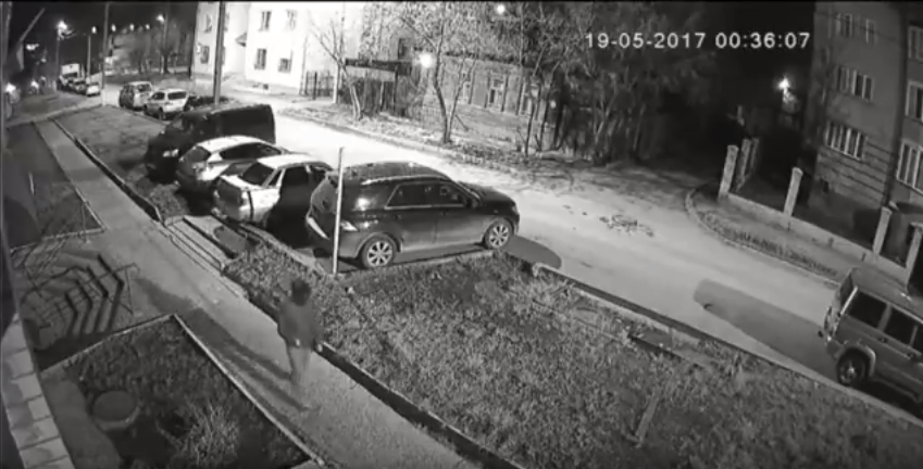 На видео попал момент, как в центре Кирова парень уродует автомобиль