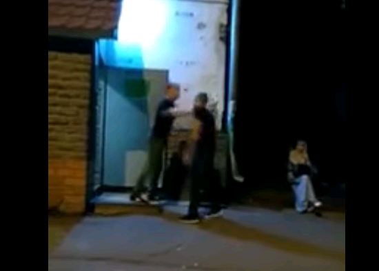 Видео: охранник кировского кафе у входа ударил в челюсть посетителя