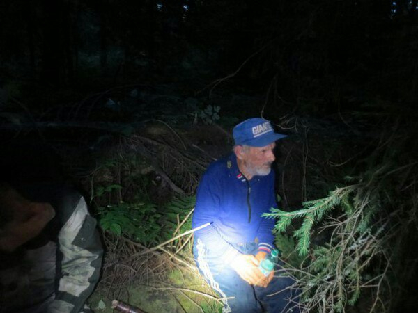 Кировские волонтеры вынесли на руках заблудившегося в лесу мужчину