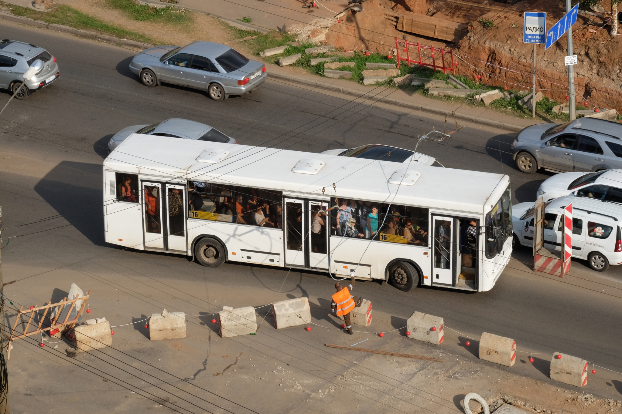 На Воровского автобус запутался в  проводах
