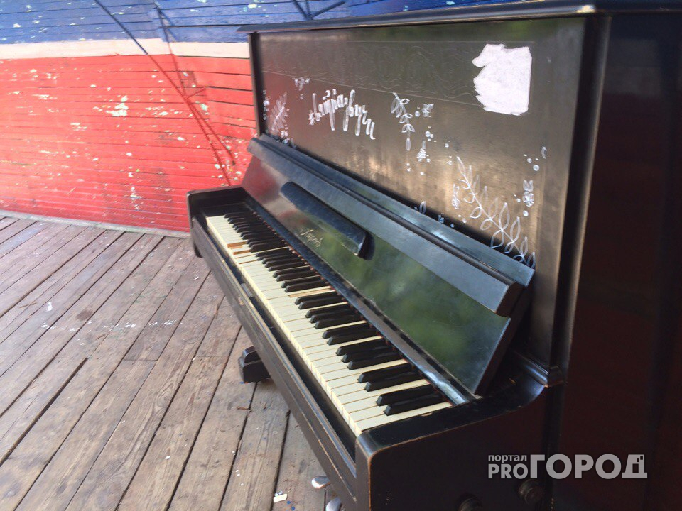 В центре Кирова сломали пианино в парке и разбили фонари на набережной