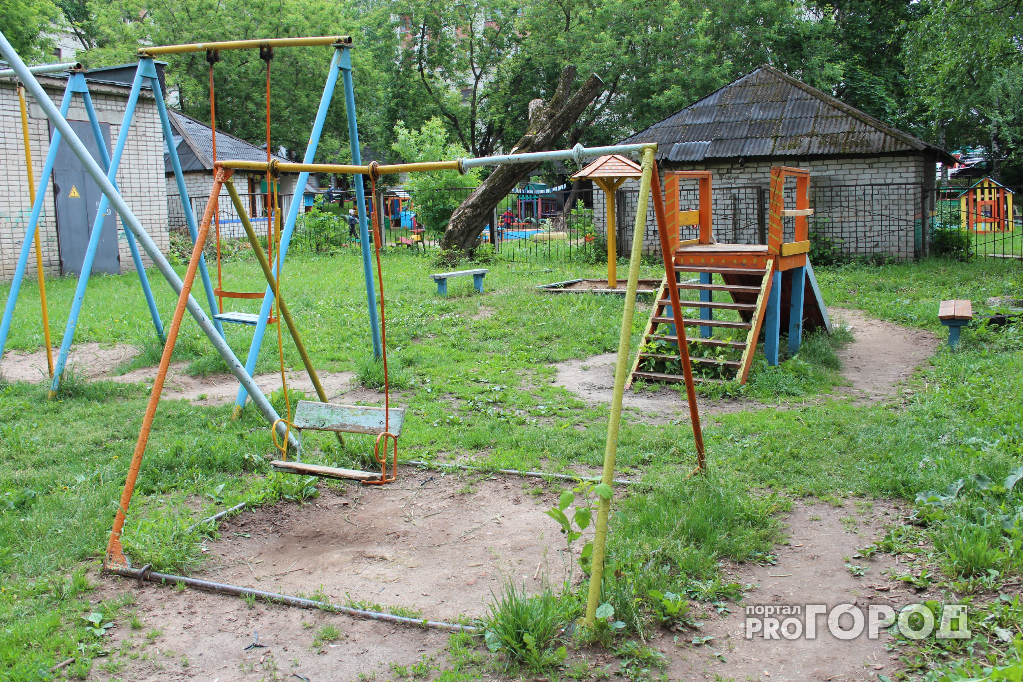 В Кировской области ребенок сломал ногу во время прогулки в детском саду