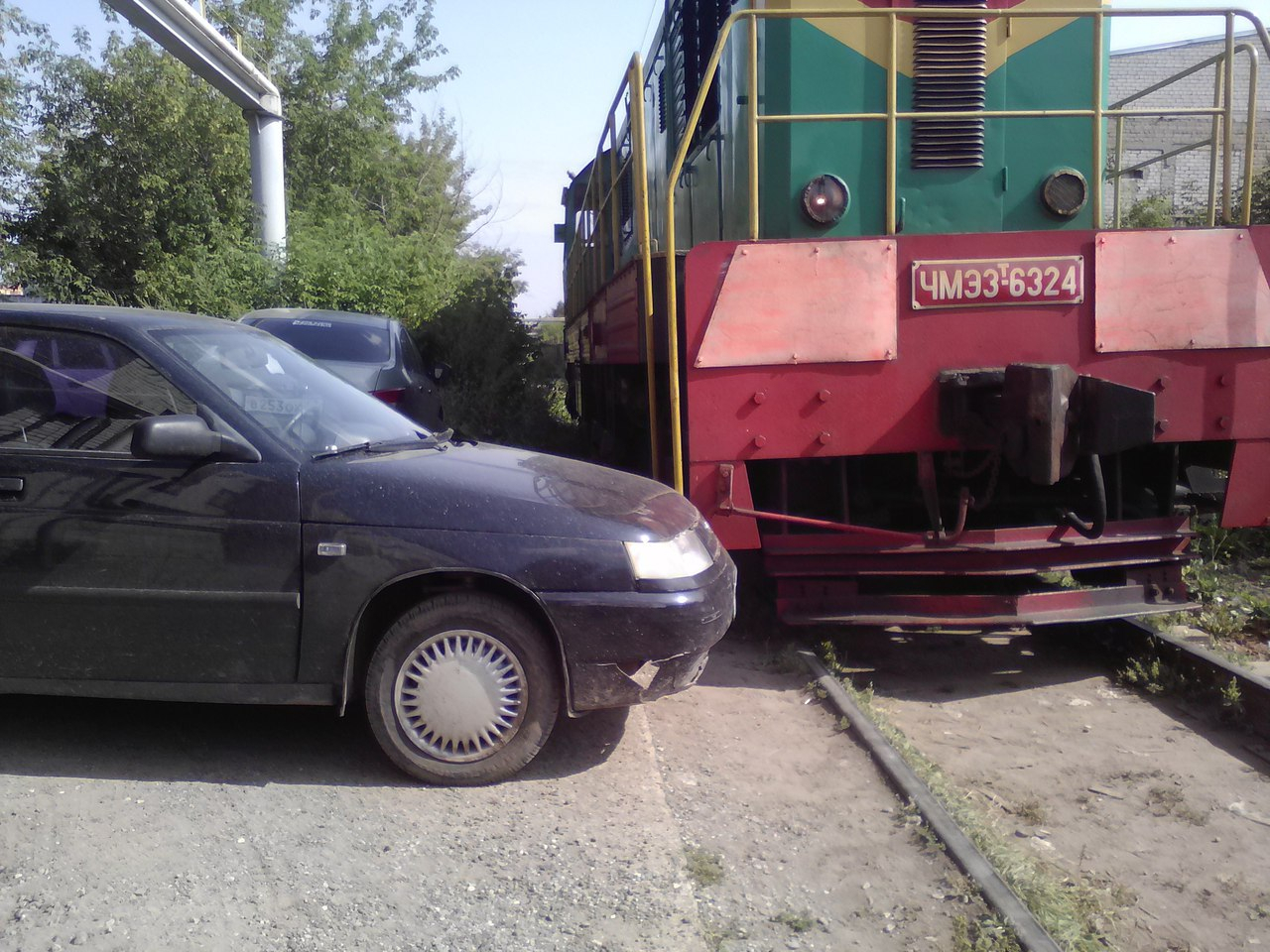 В Кирове поезд не смог проехать из-за неправильной парковки авто