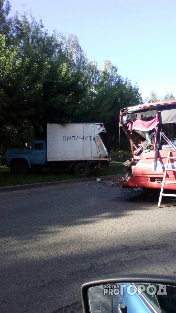 В Кирове от удара с грузовиком у автобуса вырвало двери и вылетело лобовое стекло