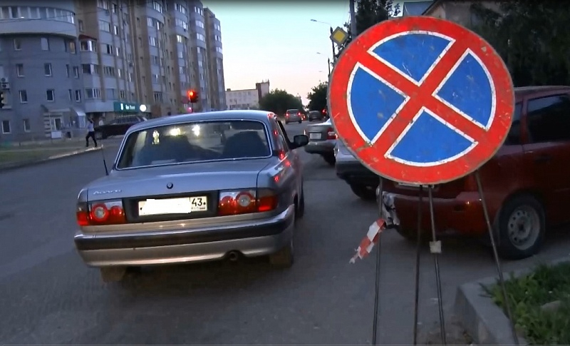 На Милицейской в Кирове эвакуировали сразу 14 автомобилей
