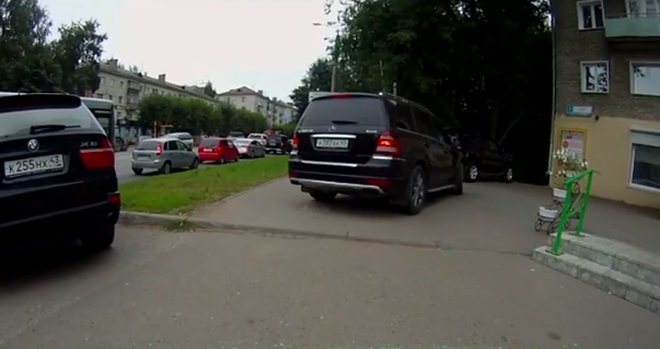 В Кирове велосипедист решил проучить водителя за парковку на тротуарах