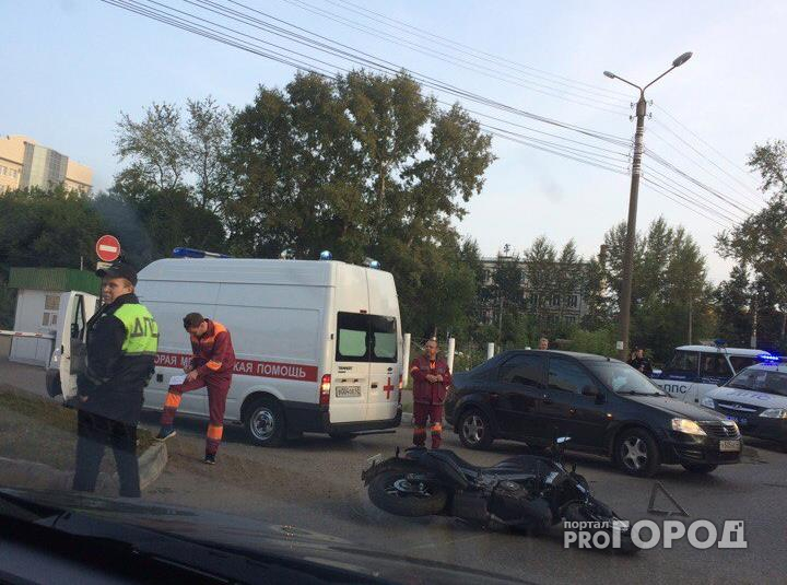 В Кирове у областной  ГИБДД мотоциклист сбил девушку: на месте работают медики