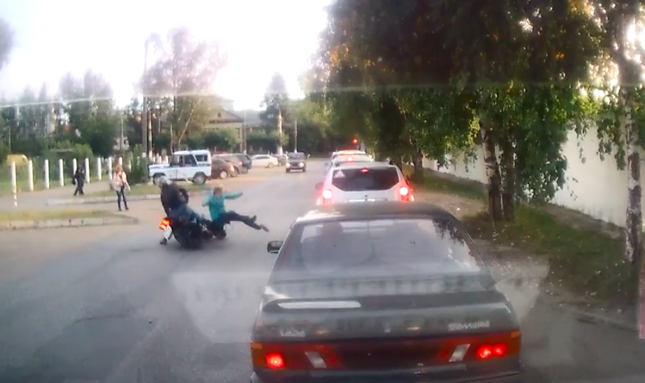 Появилось видео с места аварии, где мотоцикл сбил женщину