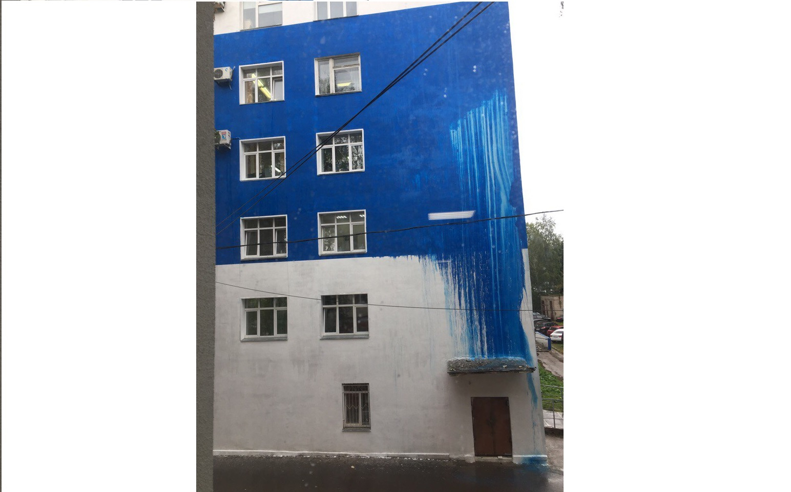 В Кирове дождь смыл краску с фасада областной больницы