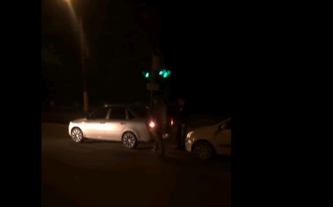 В Кирове два водителя подрались прямо на проезжей части улицы Московской