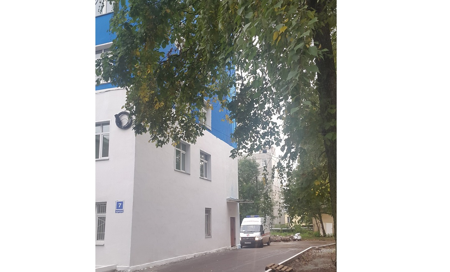 Разводы на фасаде Кировской областной больницы закрасили в этот же день