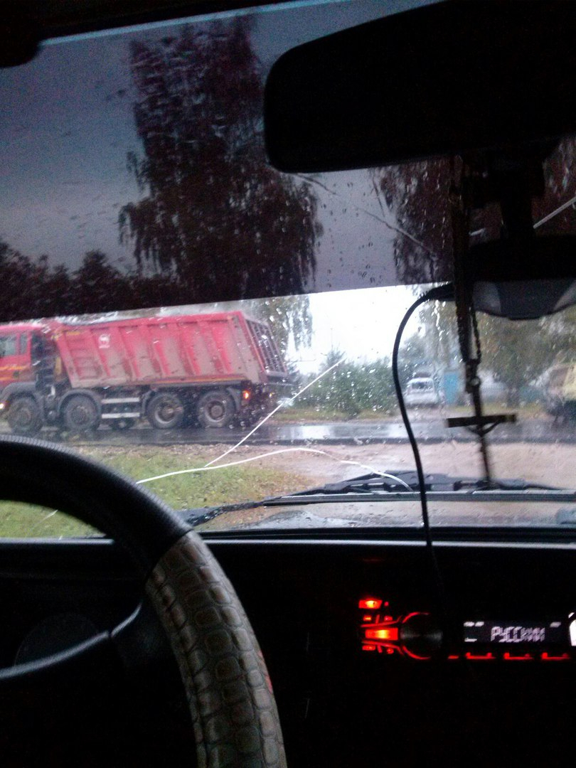 Очевидцы: "Асфальт на дороге Киров - Русское укладывали в дождь"
