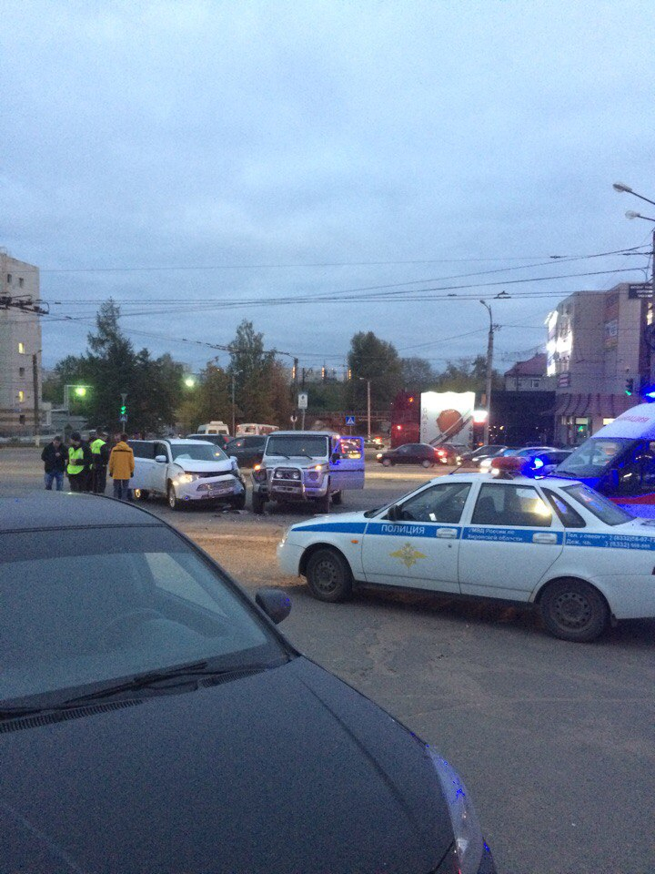 В Кирове столкнулись Mitsubishi и Gelandewagen: на месте работают медики