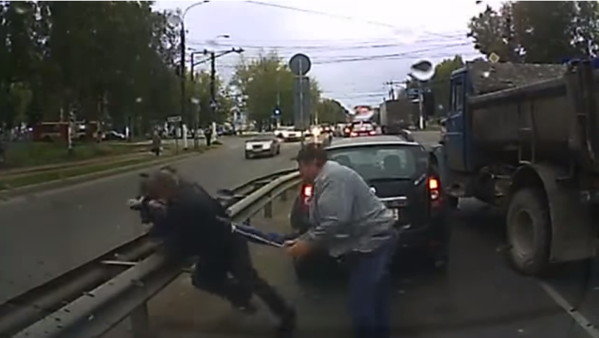 На видео попала драка пассажира и водителей иномарки и грузовика в Кирове