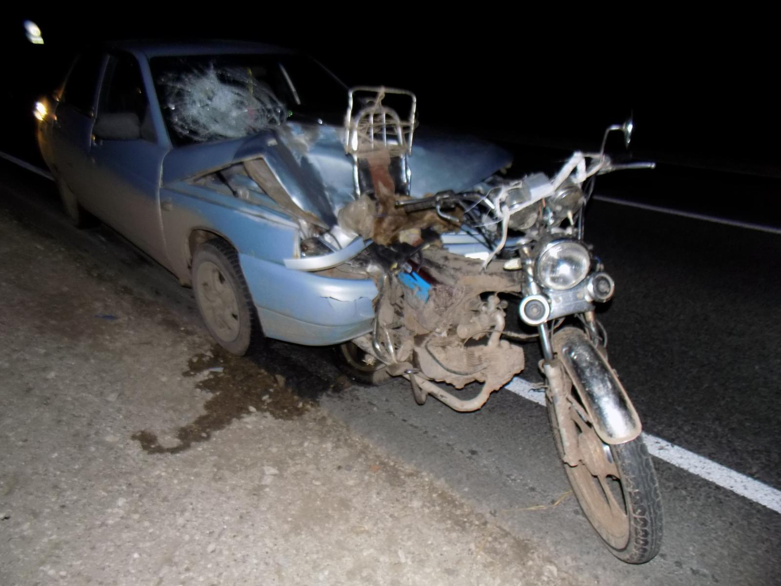 В Кировской области водитель мопеда погиб, когда в него влетел автомобиль