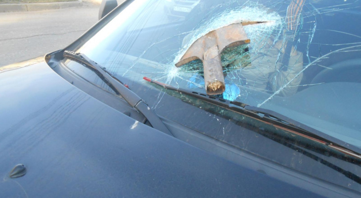 Что обсуждают в Кирове: гибель 22-летнего парня и лопата, влетевшая в стекло авто