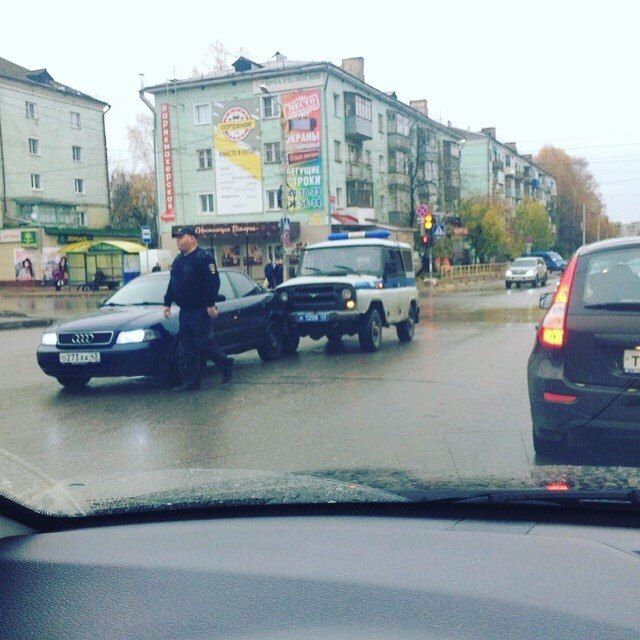 В Кирове Audi без водителя въехала в «УАЗ»