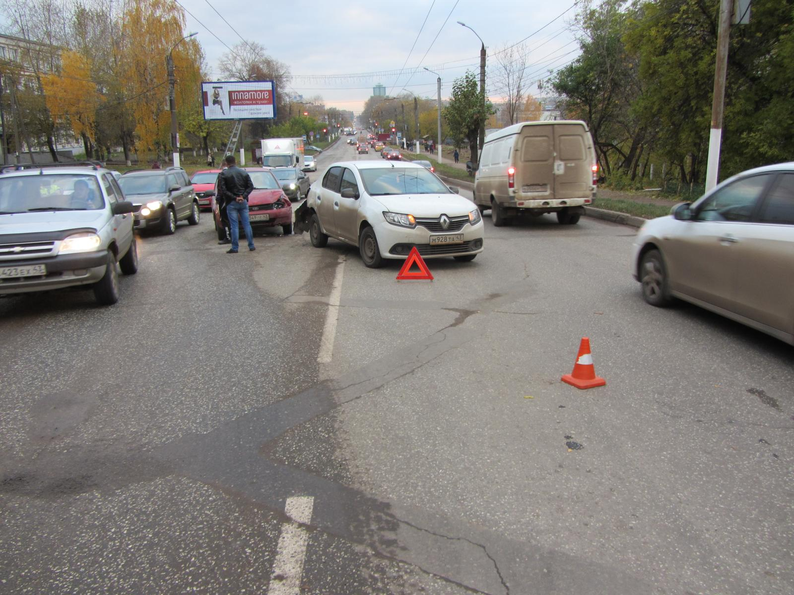 За 9 минут на улице Московской у «Ритуала» столкнулись пять машин