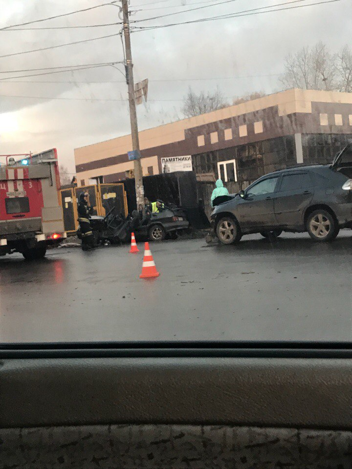 В Кирове столкнулись Lexus и ВАЗ: водителя «Лады» вырезали из авто