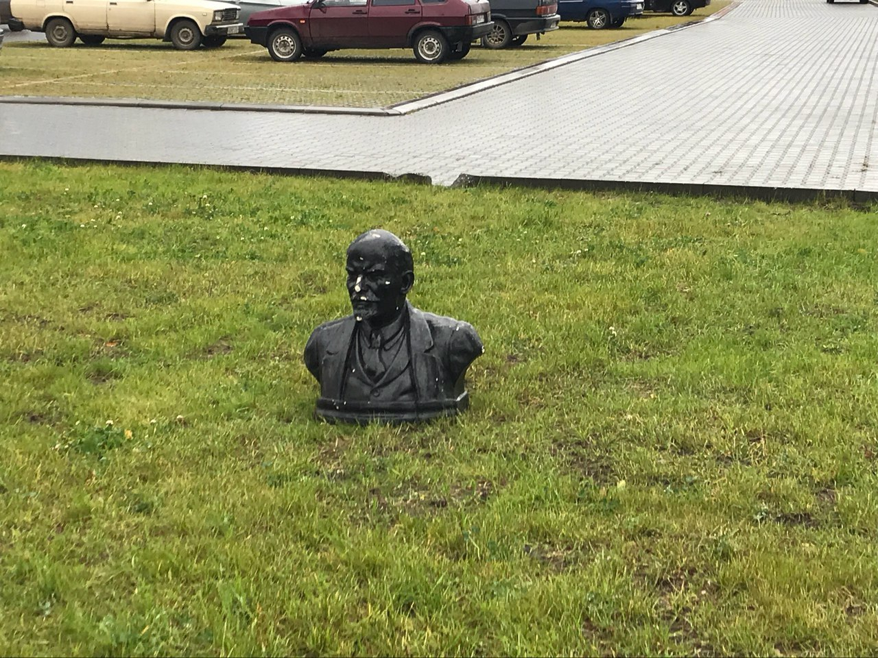 В Озерках на газоне неизвестные оставили бюст Владимира Ленина