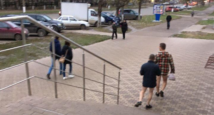 По улицам Кирова ходили мужчины без штанов