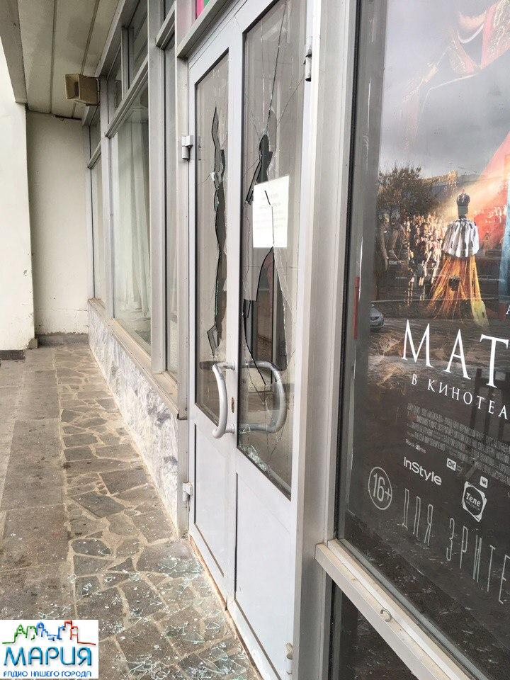 В "Колизее" из-за премьеры "Матильды" разбили стеклянные двери