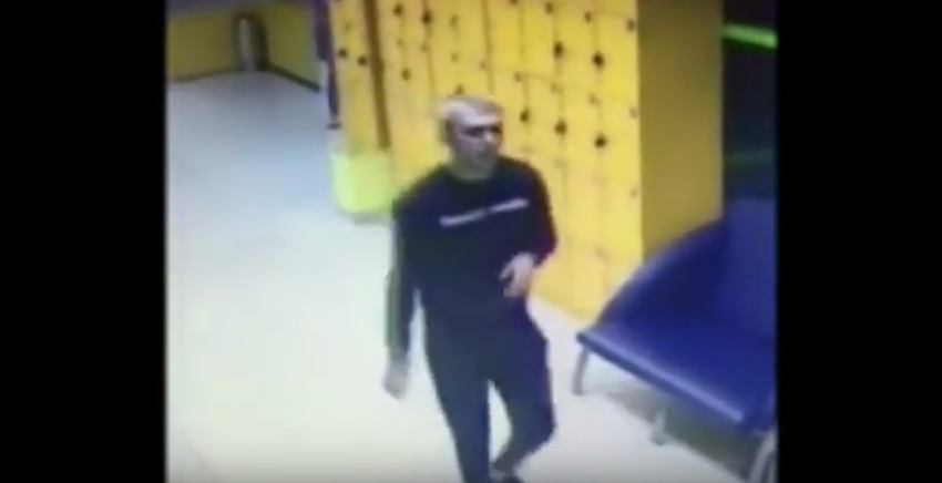 Камеры видеонаблюдения сняли парня, который в Кирове ограбил продавца