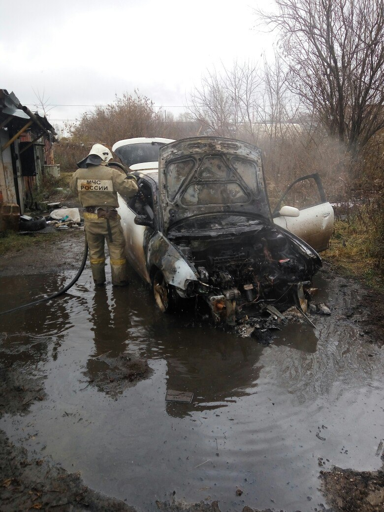 В Кирове загорелась иномарка: владелец авто получил ожоги