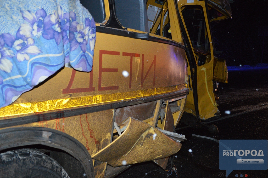 На трассе "Вятка" лесовоз снес школьный автобус: погибли три человека