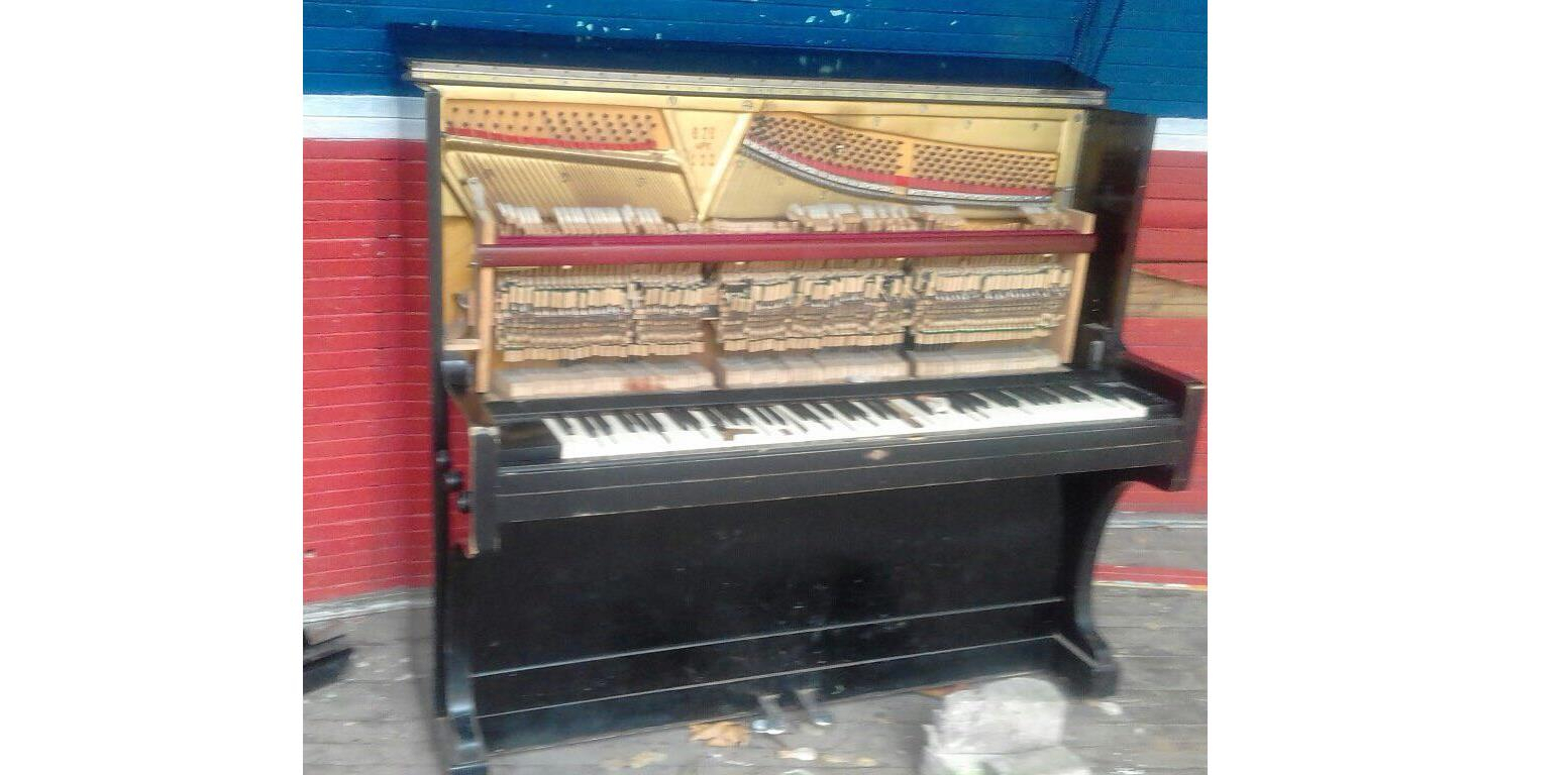 В парке у филармонии в Кирове вандалы разломали пианино