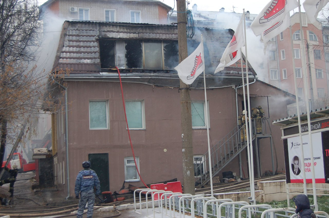 Рядом с Дворцом молодежи в Кирове произошел серьезный пожар