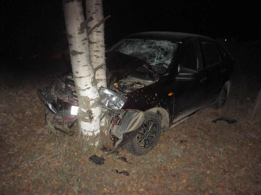 В Кировской области 17-летний парень разбил чужую "Гранту" о дерево: четверо в больнице